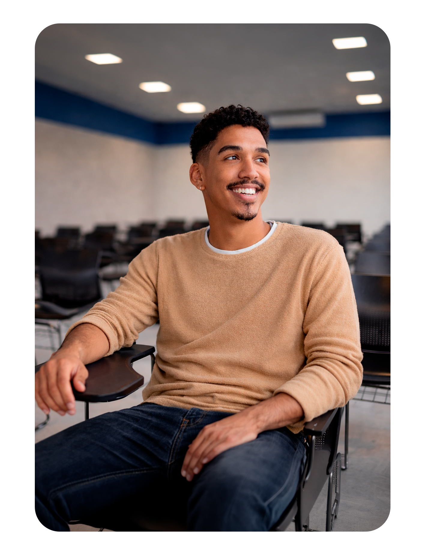 Estudante sorrindo em sala de aula